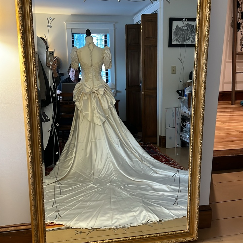 Elegant White Lace Wedding Dress - Picture 11 of 14
